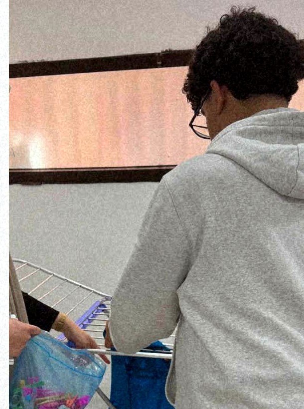 Un joven tiende la ropa en el piso adaptado de la asociación